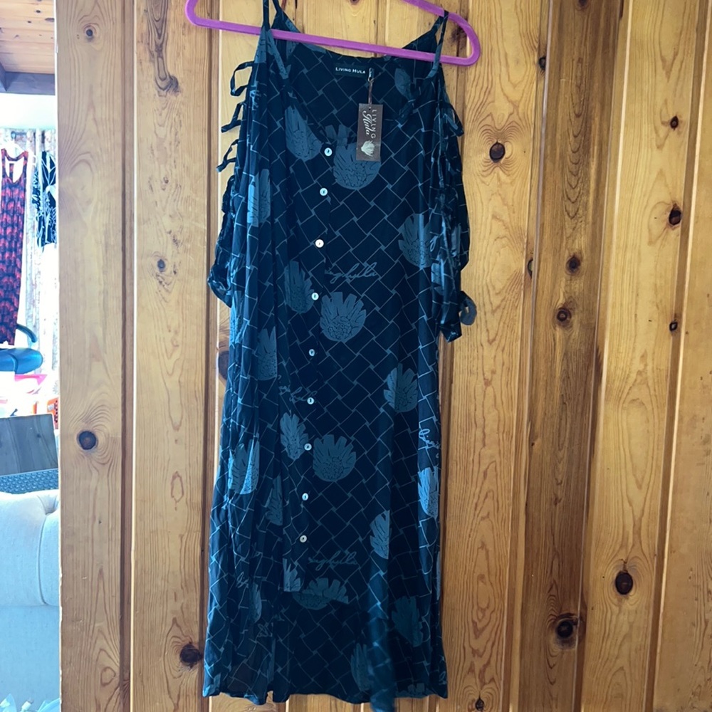 BNWT living hula size M/L dress with peekaboo sleeves